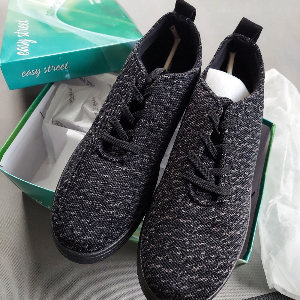 Easy Street tennis shoes in black